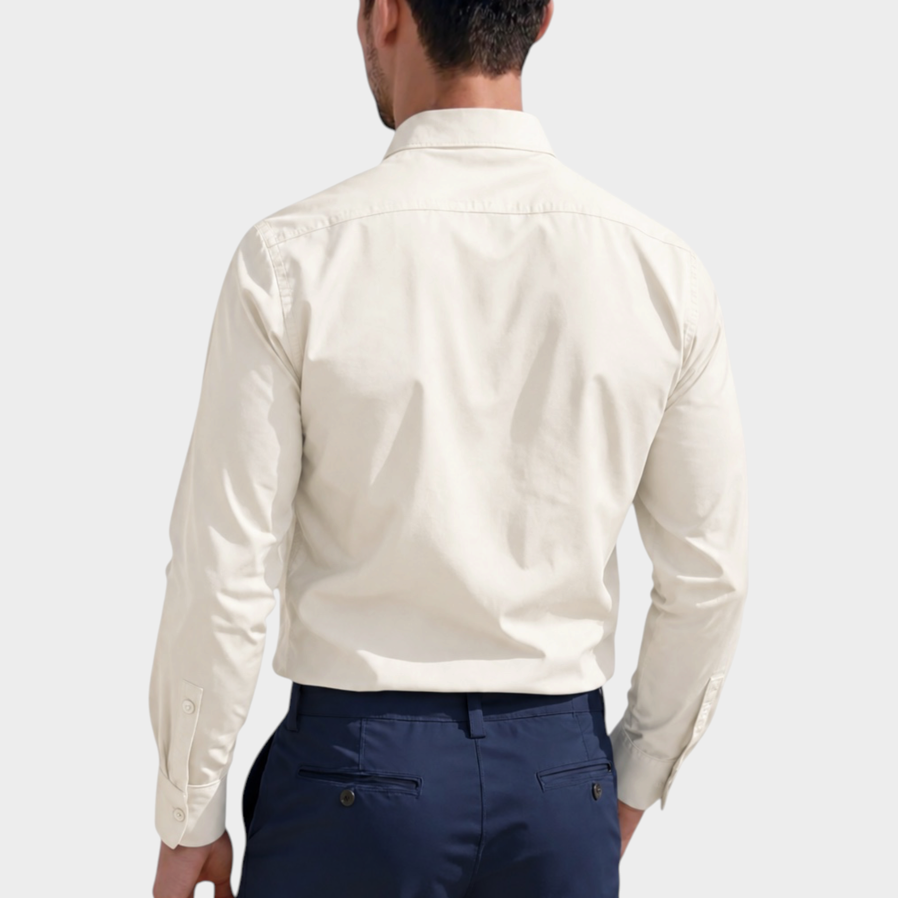 Vista posteriore di un uomo che indossa una camicia slim avorio Follower SRL con pantaloni blu scuro