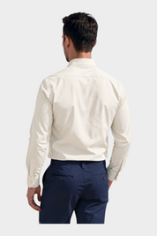 Vista posteriore di un uomo che indossa una camicia slim avorio Follower SRL con pantaloni blu scuro