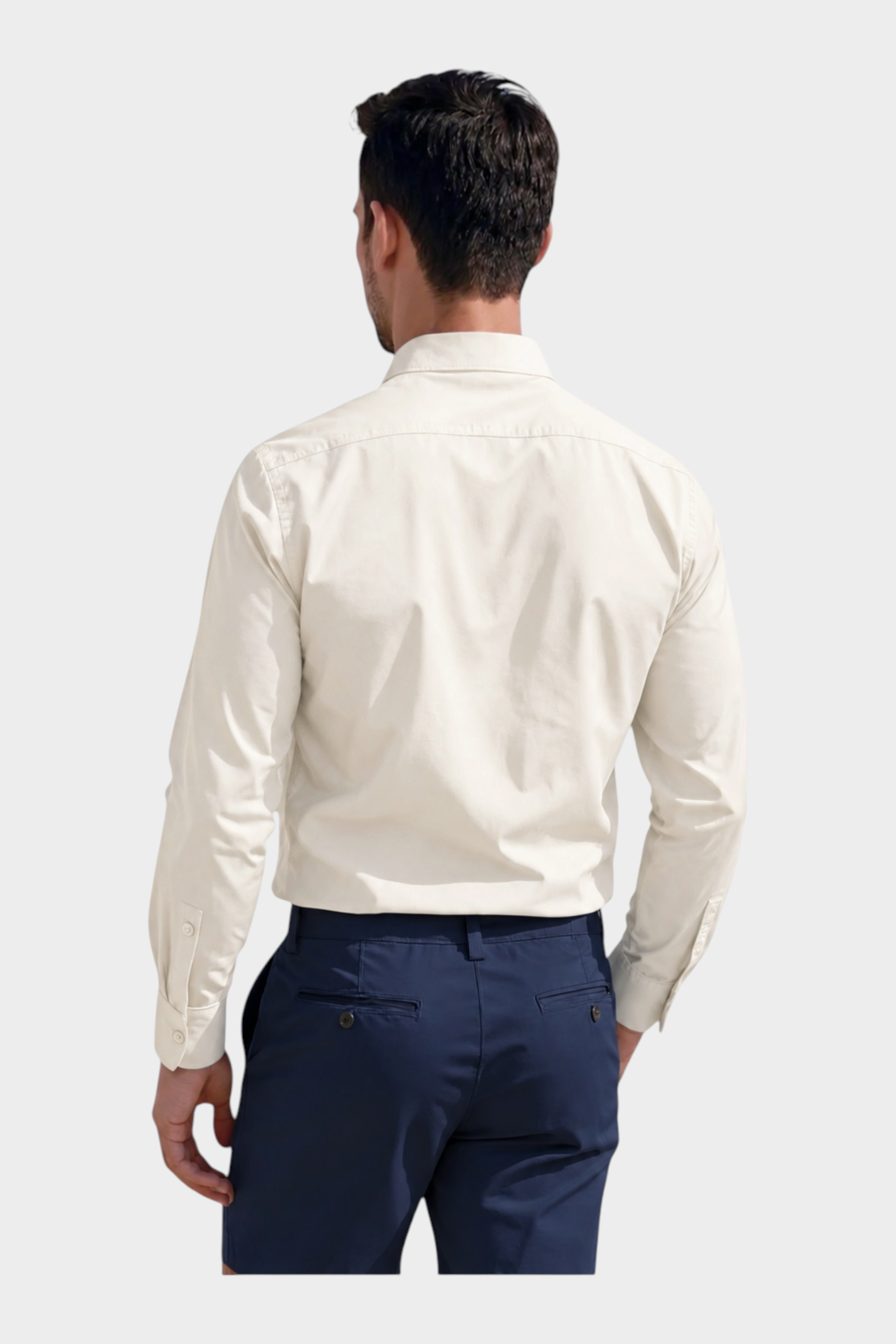 Vista posteriore di un uomo che indossa una camicia slim avorio Follower SRL con pantaloni blu scuro