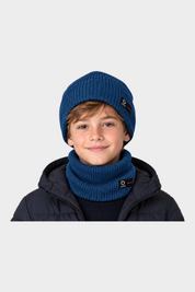 Ragazzo indossa cappello a cuffia e scaldacollo blu a costine Follower SRL con logo SUNS sul risvolto