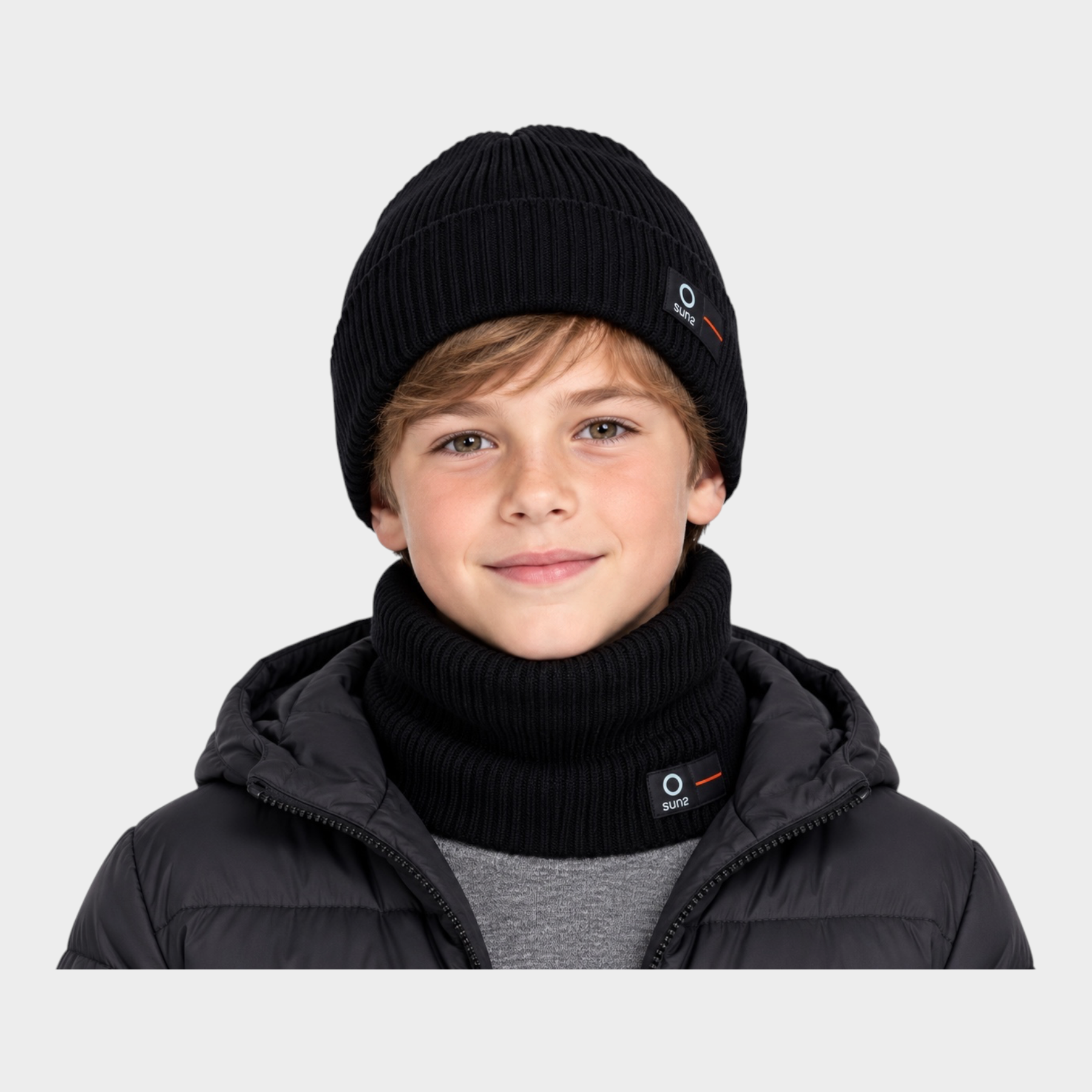 Ragazzo indossa cappello a cuffia nero a costine Follower SRL SUNS BOARDS con logo frontale e scaldacollo abbinato