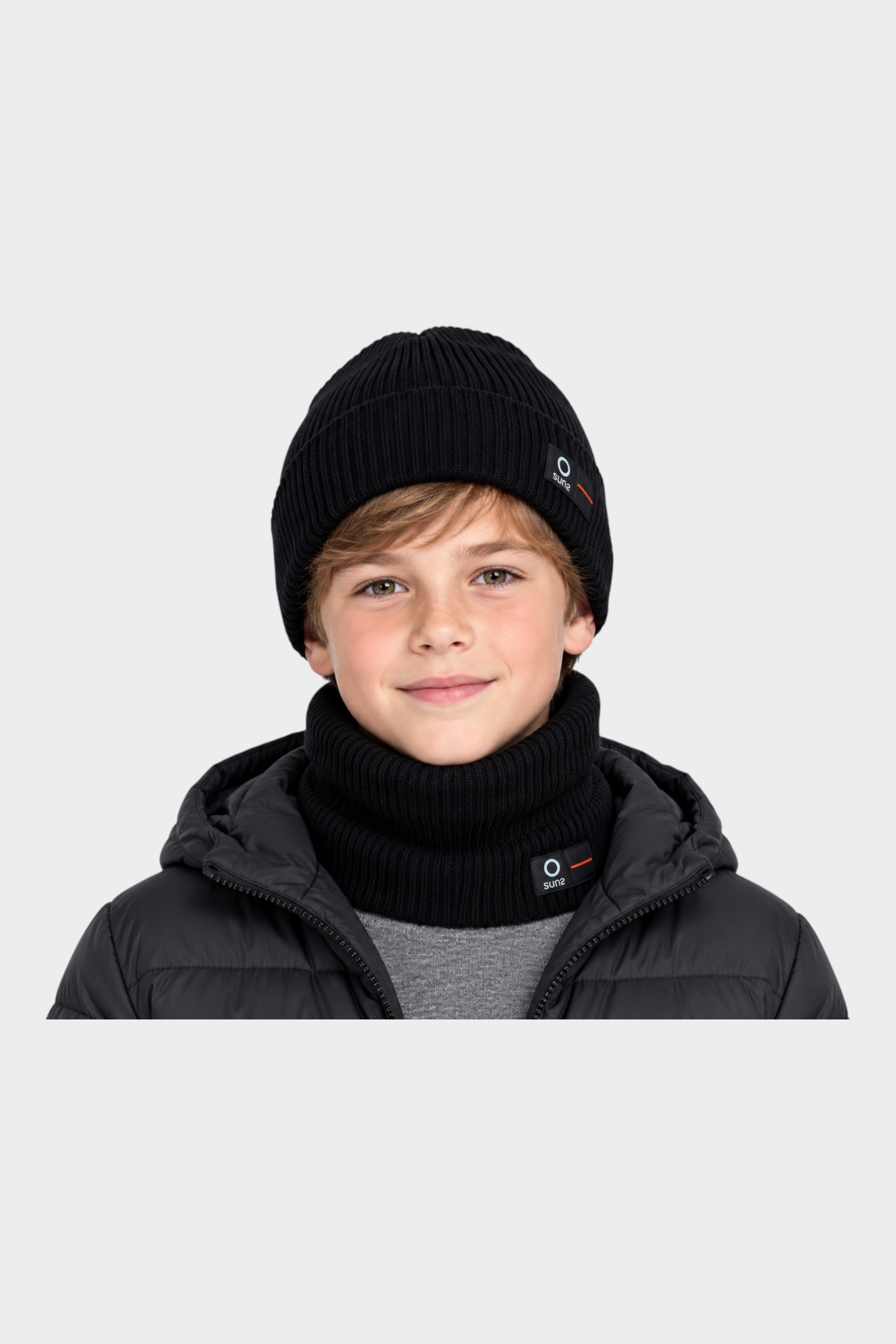 Ragazzo indossa cappello a cuffia nero a costine Follower SRL SUNS BOARDS con logo frontale e scaldacollo abbinato