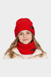 Ragazza indossa cappello a cuffia e scaldacollo rossi a coste Follower SRL con logo SUNS su sfondo bianco