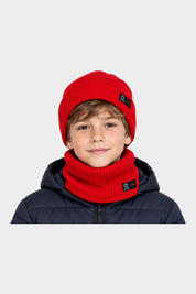 Ragazzo indossa cappello a cuffia e scaldacollo rossi a coste Follower SRL con logo SUNS su giacca scura