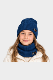 Bambina indossa cappello a cuffia e scaldacollo blu a costine con logo Follower SRL SUNS BOARDS su sfondo chiaro