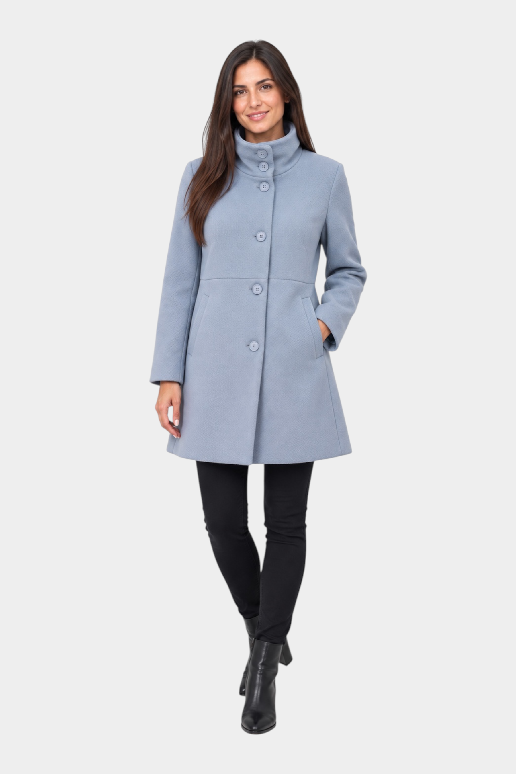 Modella indossa cappotto iconico Follower SRL azzurro con collo alto e chiusura a bottoni su sfondo neutro