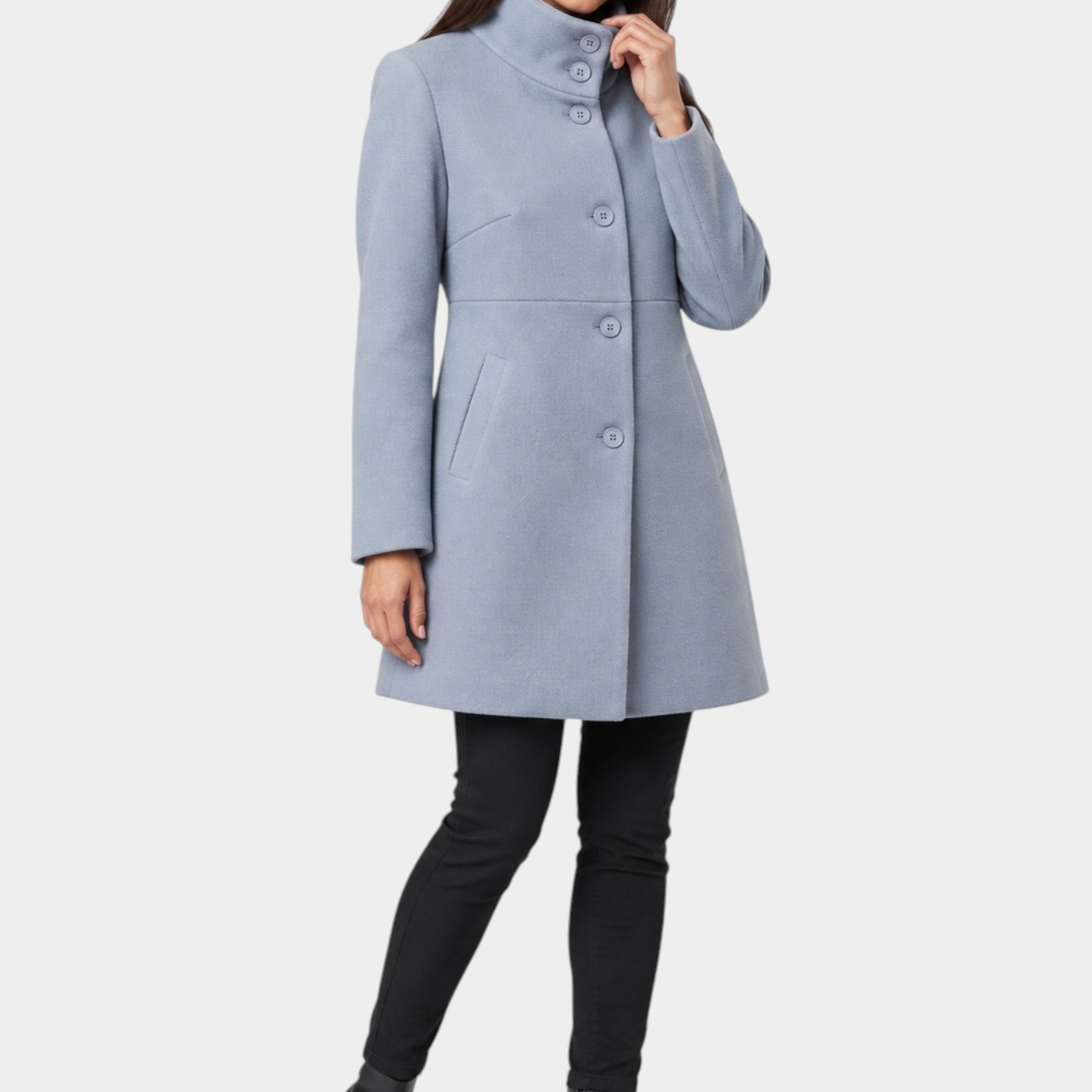 Modella indossa un cappotto iconico Follower SRL azzurro con collo alto e chiusura a bottoni su sfondo grigio