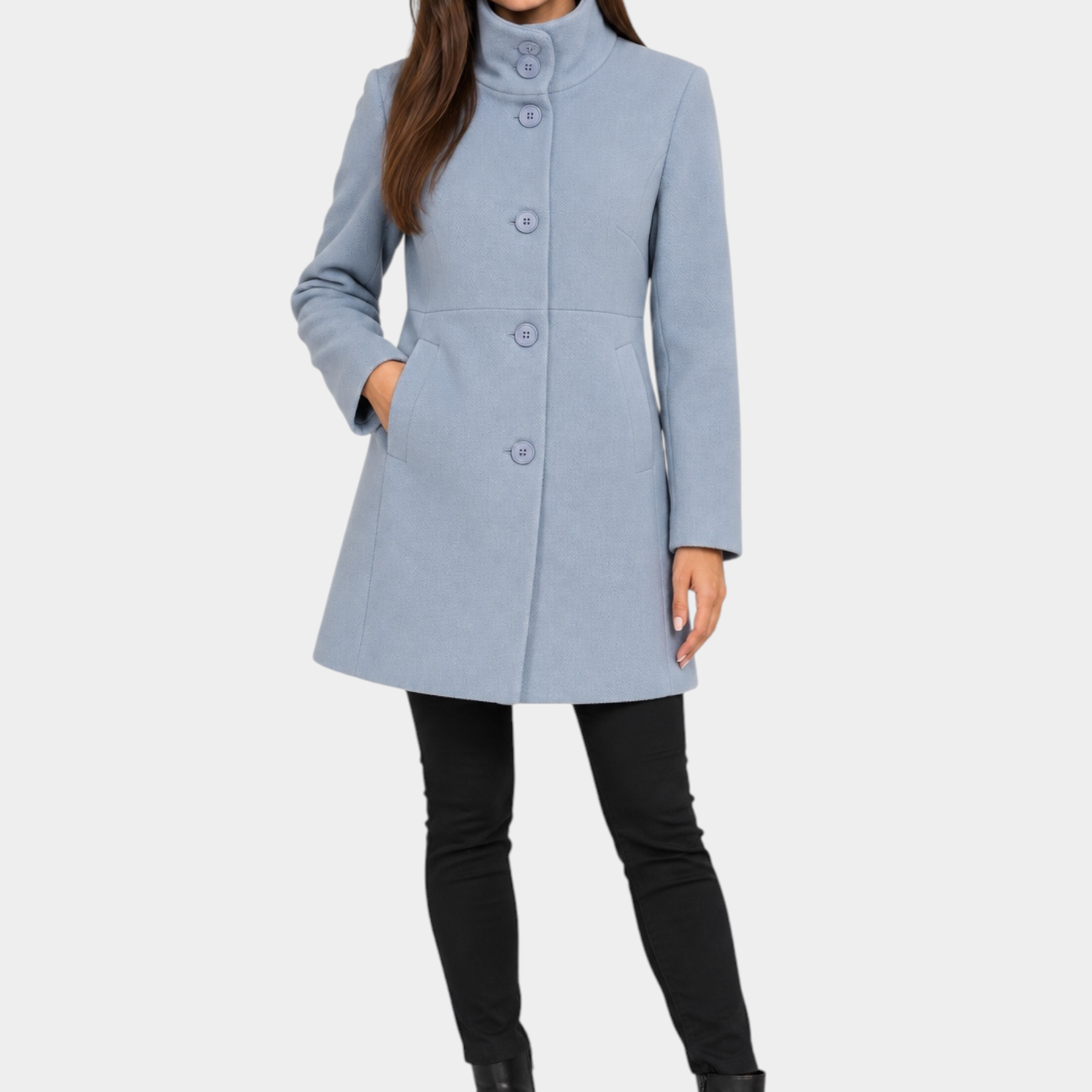 Modella indossa un cappotto iconico Follower SRL azzurro con collo alto e chiusura a bottoni su pantaloni neri