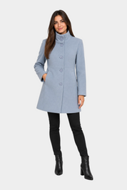 Modella indossa un cappotto iconico Follower SRL azzurro con collo alto e chiusura a bottoni su pantaloni neri