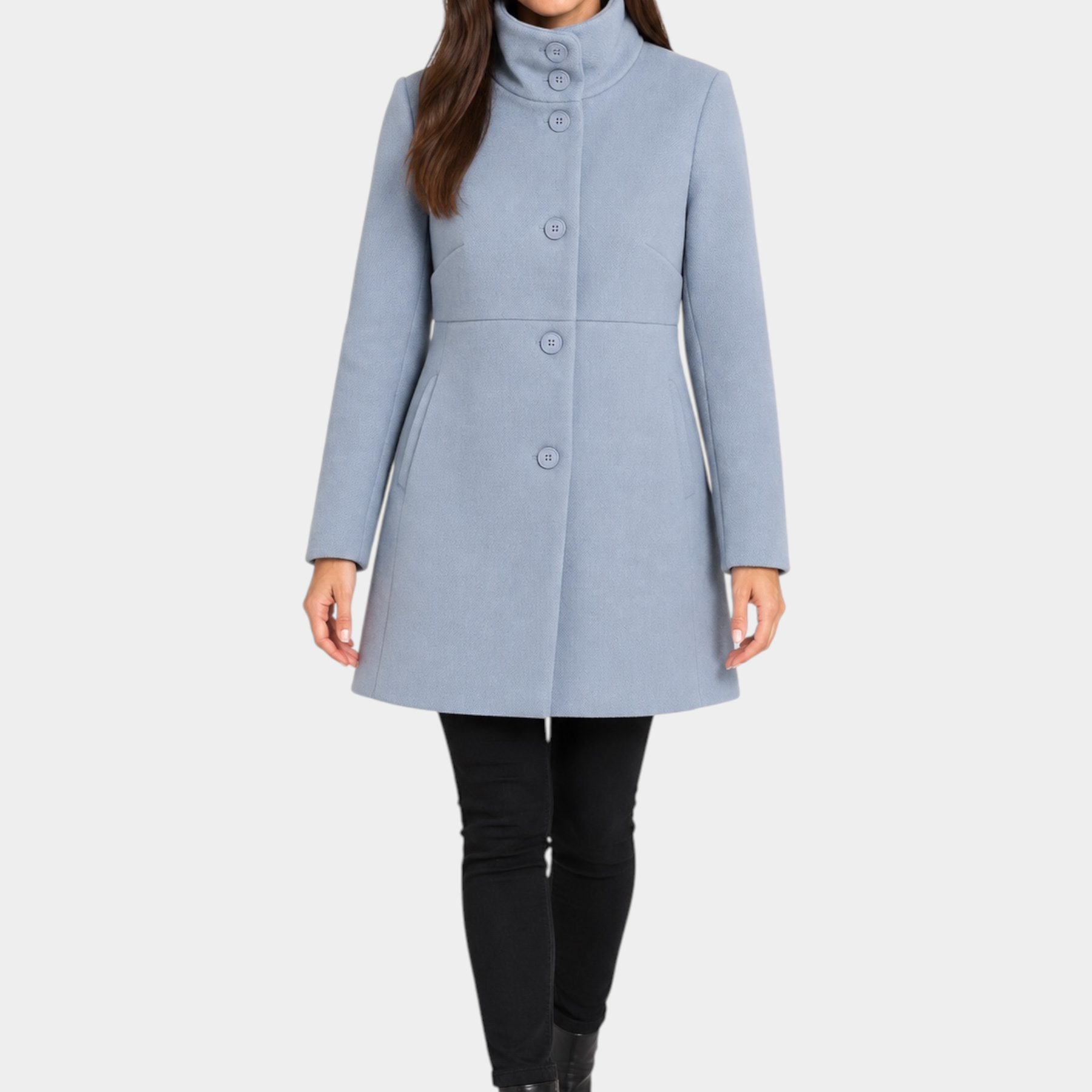 Modella indossa un cappotto iconico Follower SRL azzurro con collo alto e chiusura a bottoni su sfondo neutro