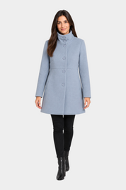 Modella indossa un cappotto iconico Follower SRL azzurro con collo alto e chiusura a bottoni su sfondo neutro