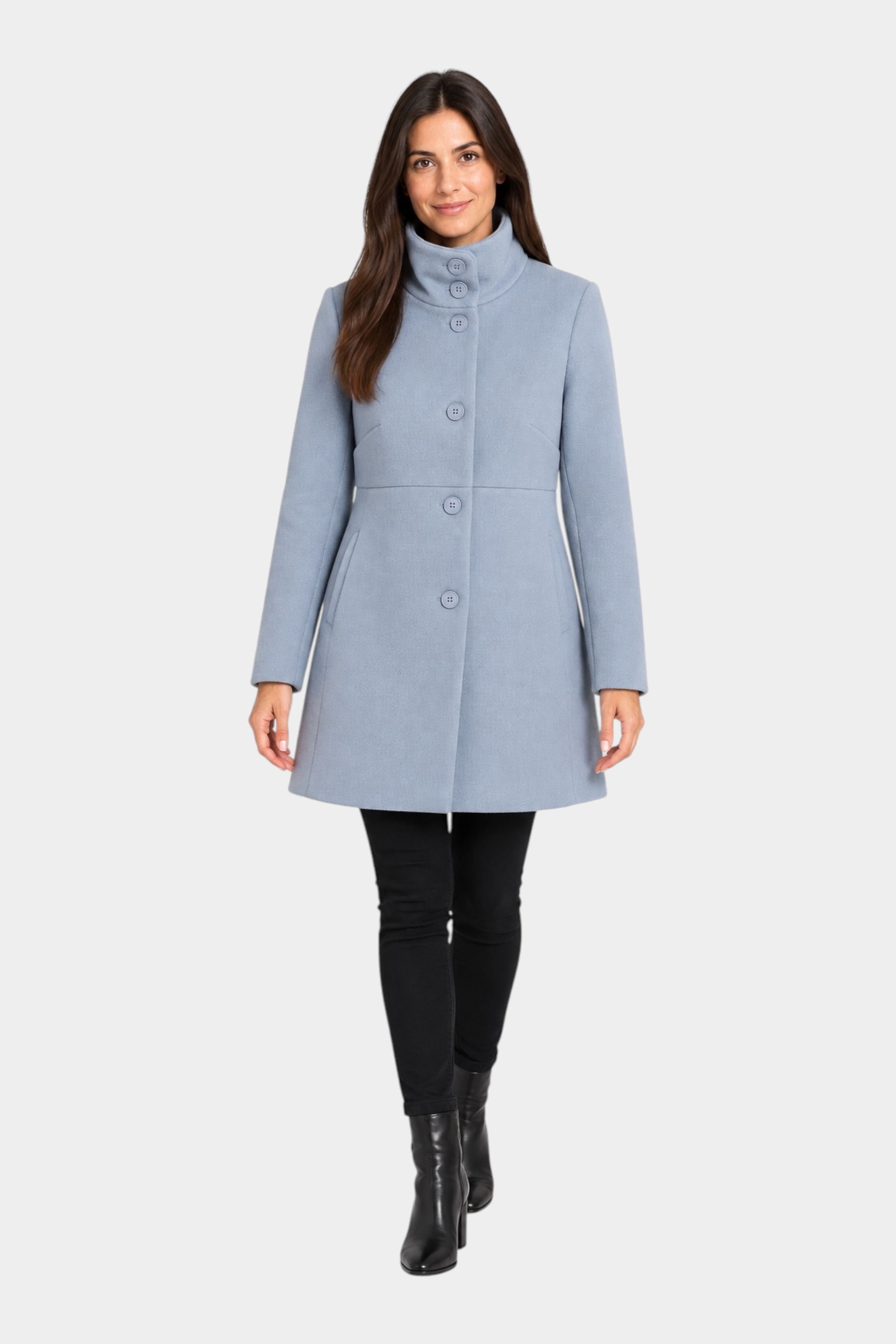 Modella indossa un cappotto iconico Follower SRL azzurro con collo alto e chiusura a bottoni su sfondo neutro