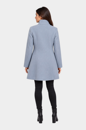 Vista posteriore di un cappotto iconico Follower SRL azzurro con colletto rialzato indossato da una modella
