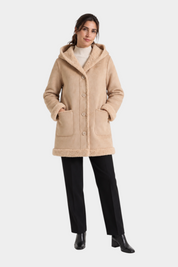 Cappotto lungo color cammello con cappuccio e interno in pelliccia sintetica Follower SRL indossato da una modella