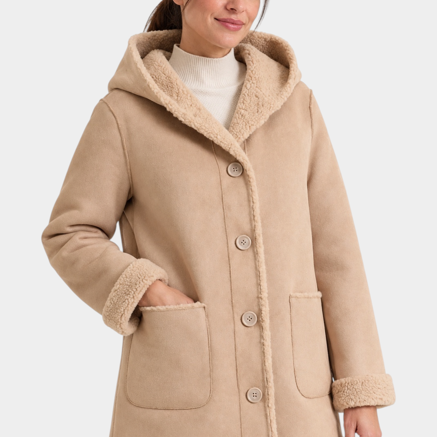 Donna che indossa un cappotto lungo color cammello con cappuccio e dettagli in pelliccia sintetica Follower SRL