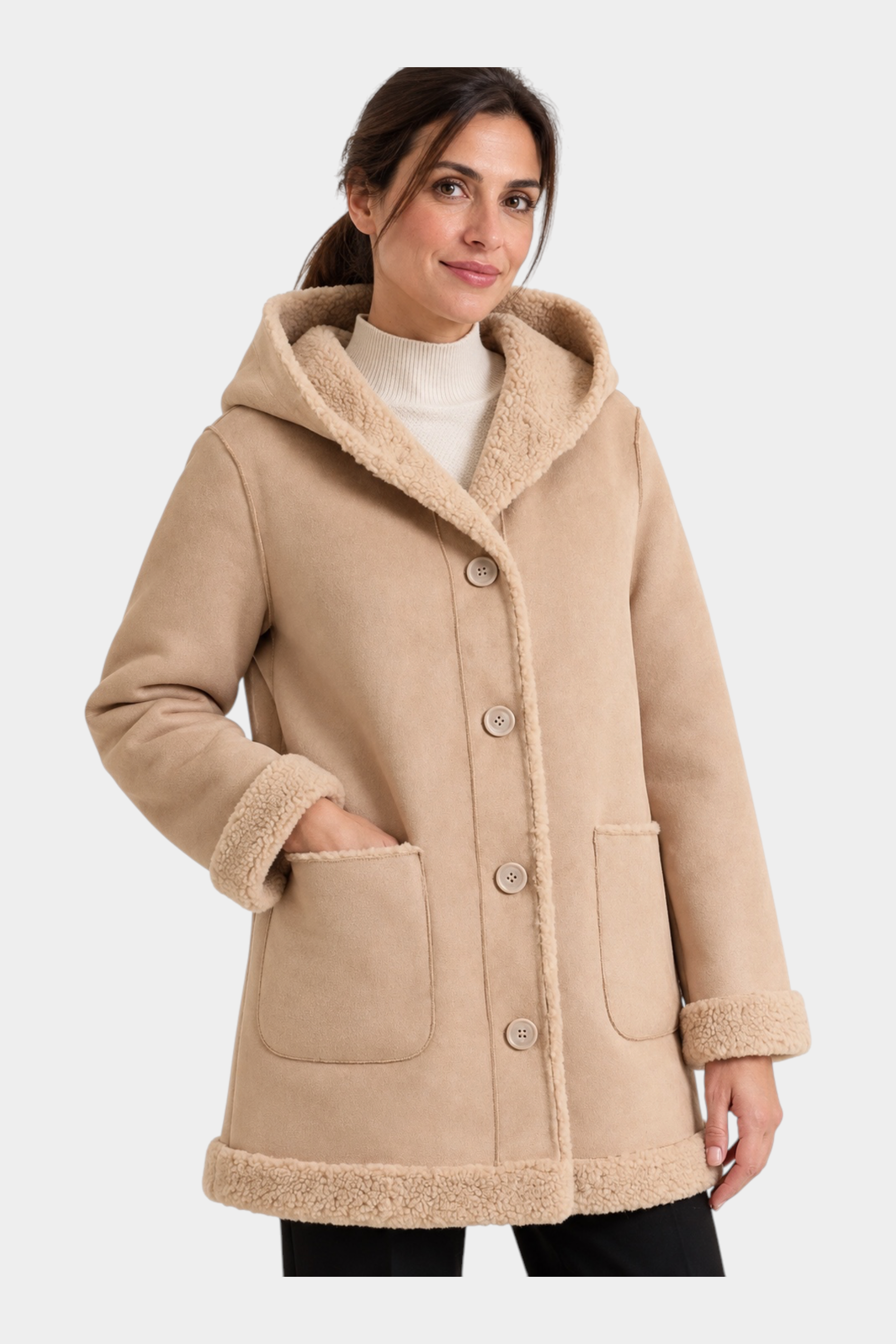 Donna che indossa un cappotto lungo color cammello con cappuccio e dettagli in pelliccia sintetica Follower SRL