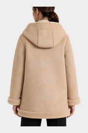 Vista posteriore di un cappotto lungo color cammello con cappuccio e dettagli in pelliccia sintetica Follower SRL