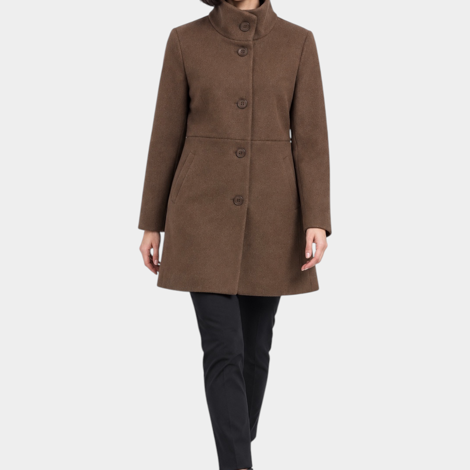 Modella indossa un cappotto iconico marrone Follower SRL con collo alto e chiusura a bottoni su sfondo neutro