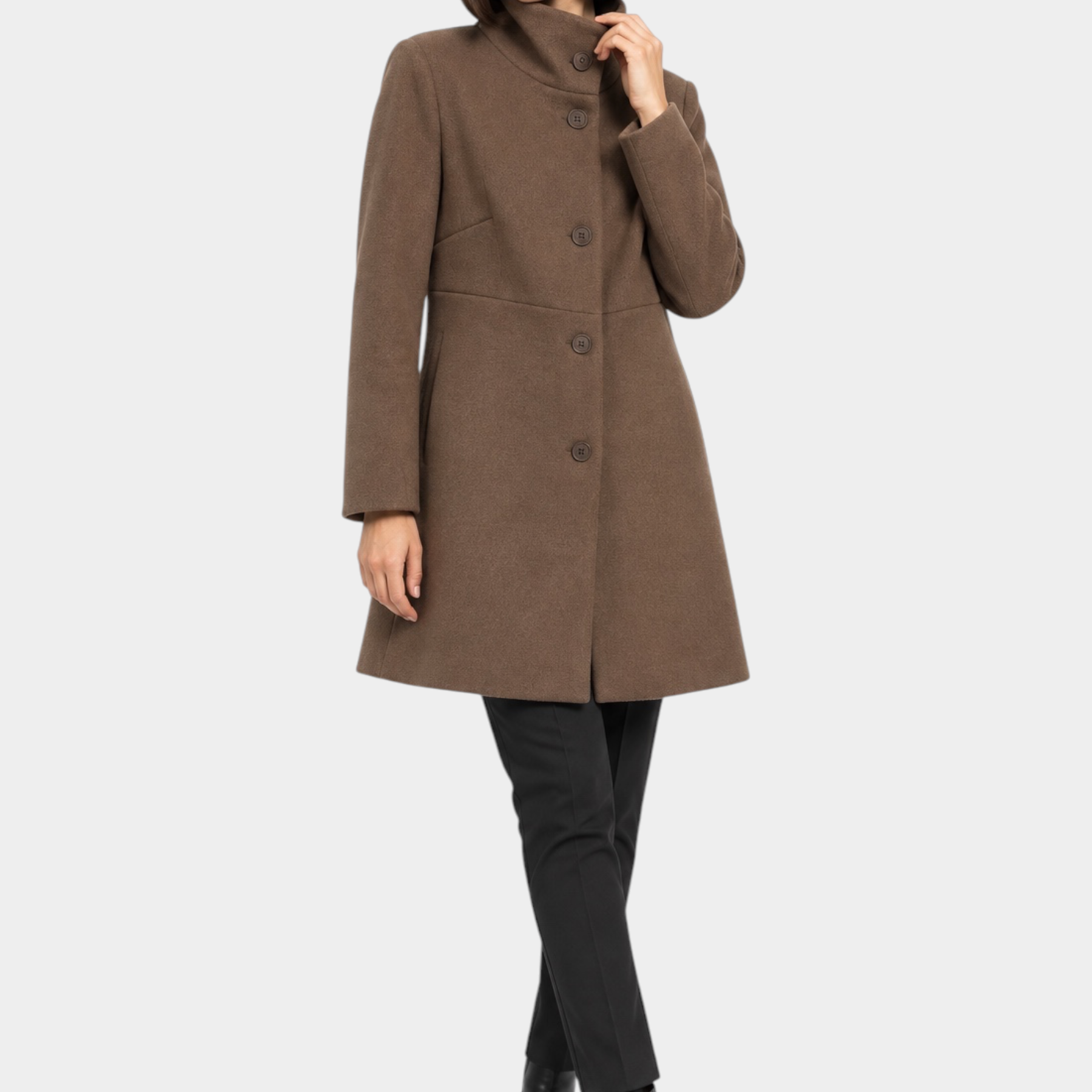 Modella indossa un cappotto iconico marrone Follower SRL con collo alto e chiusura a bottoni su pantaloni neri