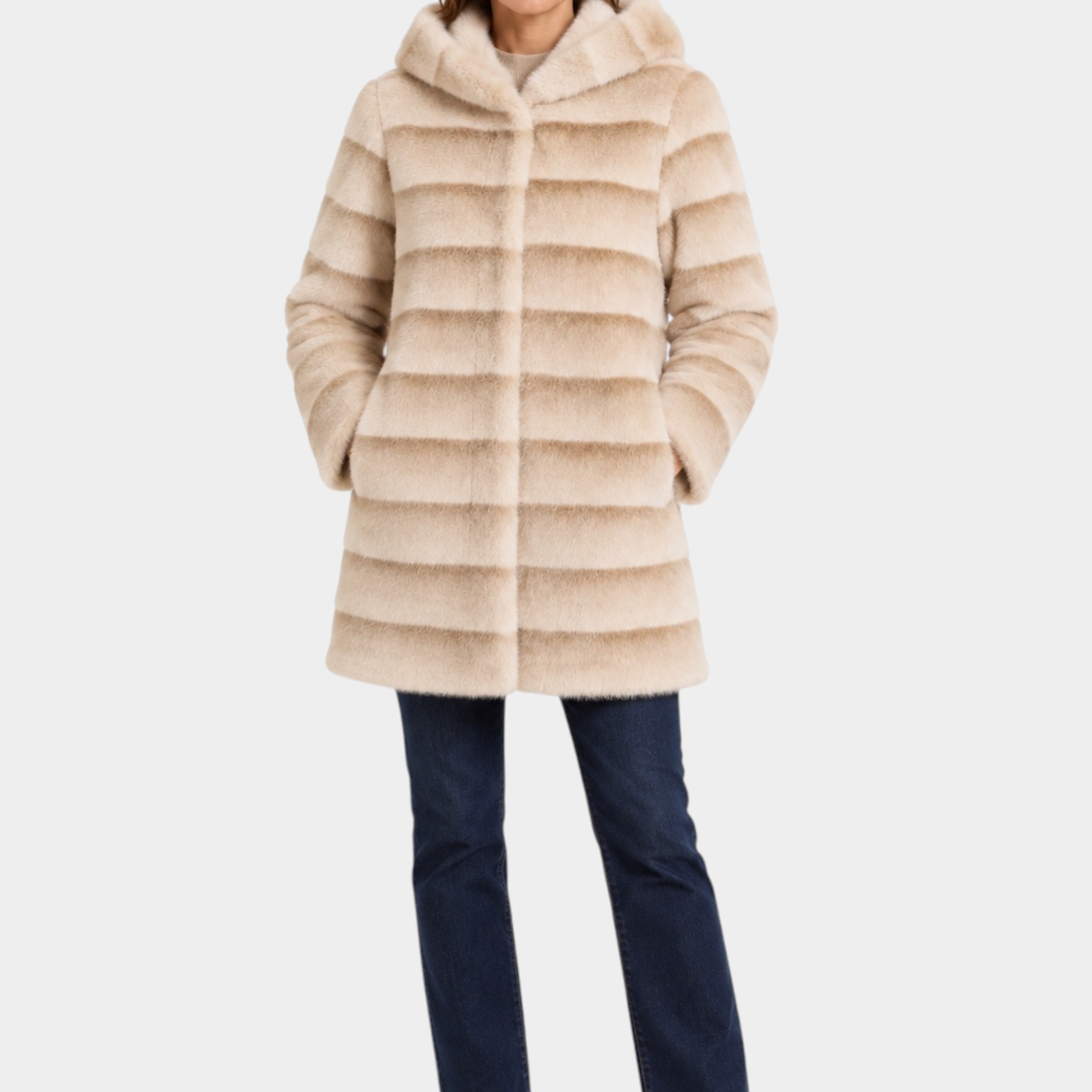 Modella indossa cappotto lungo reversibile beige con cappuccio di Follower SRL, stile elegante e morbido