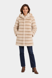 Modella indossa cappotto lungo reversibile beige con cappuccio di Follower SRL, stile elegante e morbido