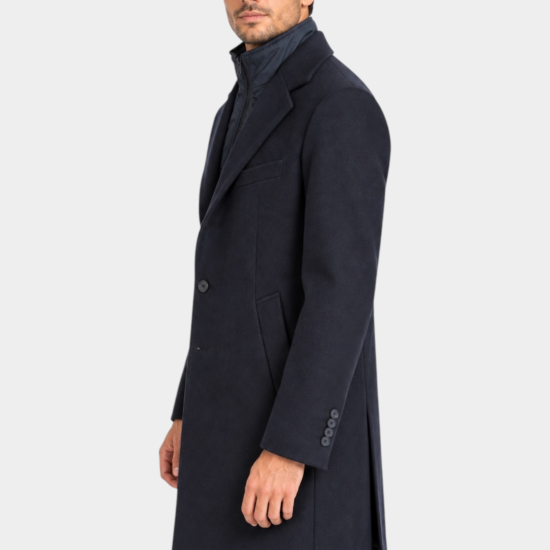 Modello indossa cappotto lungo blu regular-fit IMPERIAL di Follower SRL con colletto a revers e chiusura a bottoni