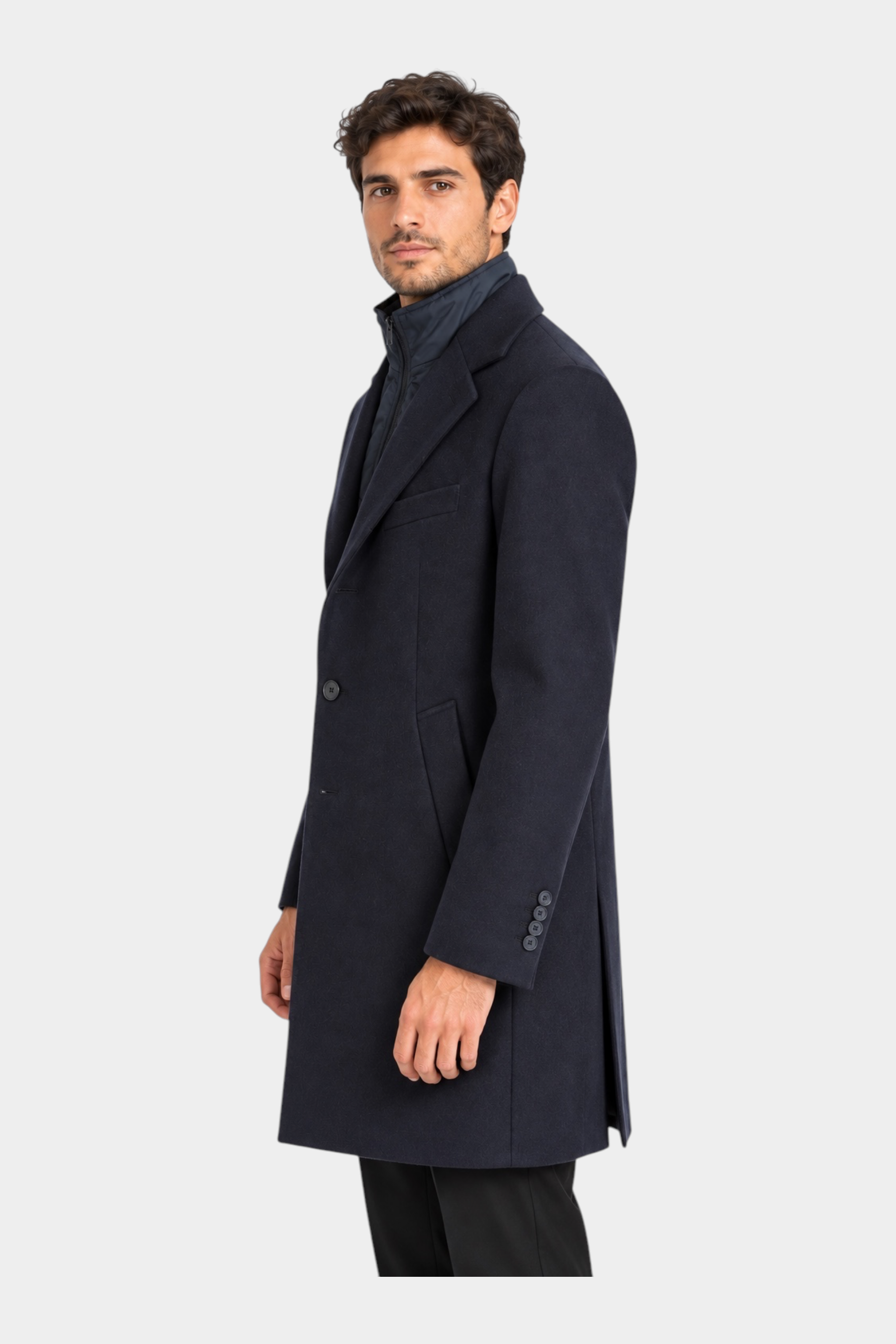 Modello indossa cappotto lungo blu regular-fit IMPERIAL di Follower SRL con colletto a revers e chiusura a bottoni
