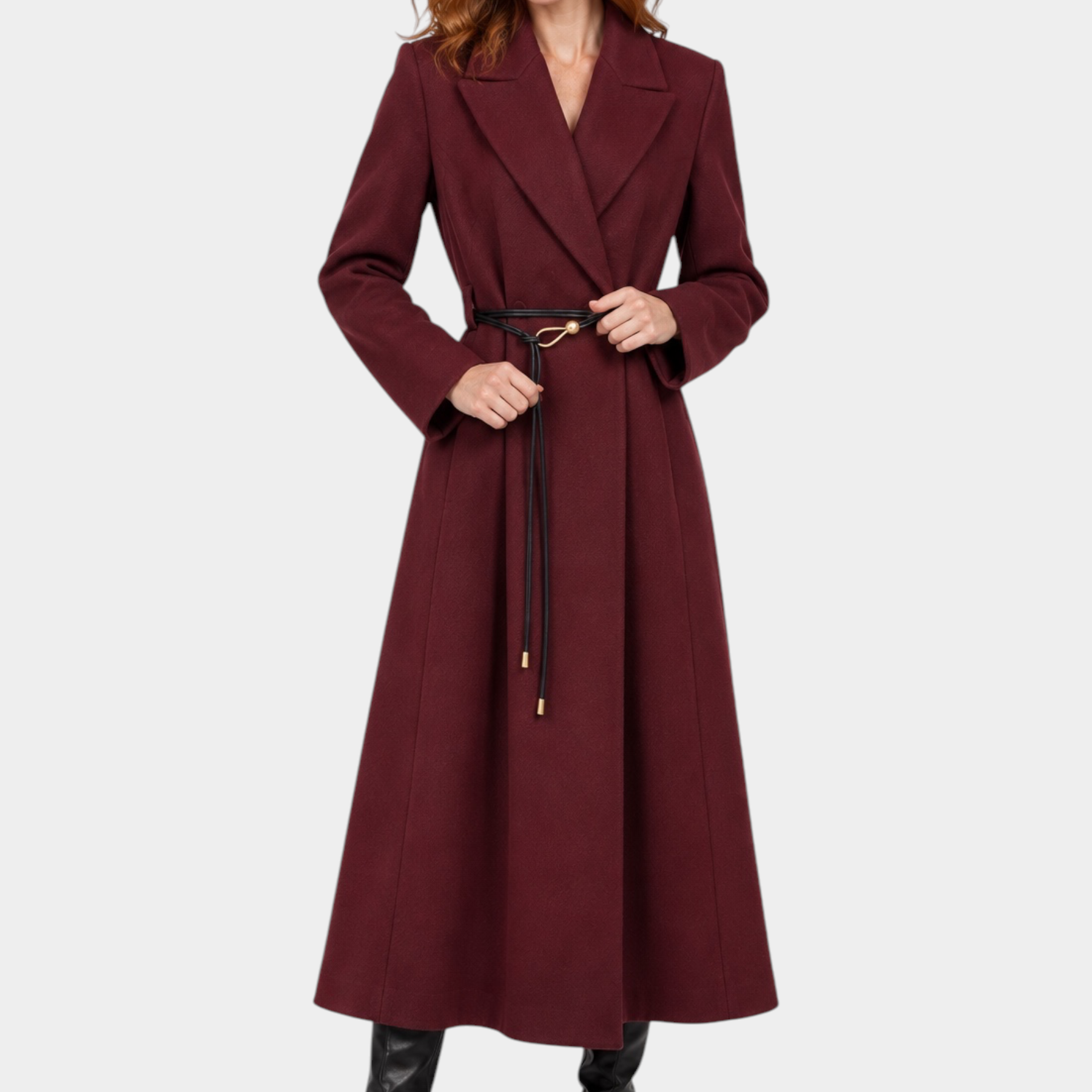 Cappotto lungo Follower SRL color bordeaux con cintura sottile in vita indossato da una modella