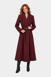 Cappotto lungo Follower SRL color bordeaux con cintura sottile in vita indossato da una modella