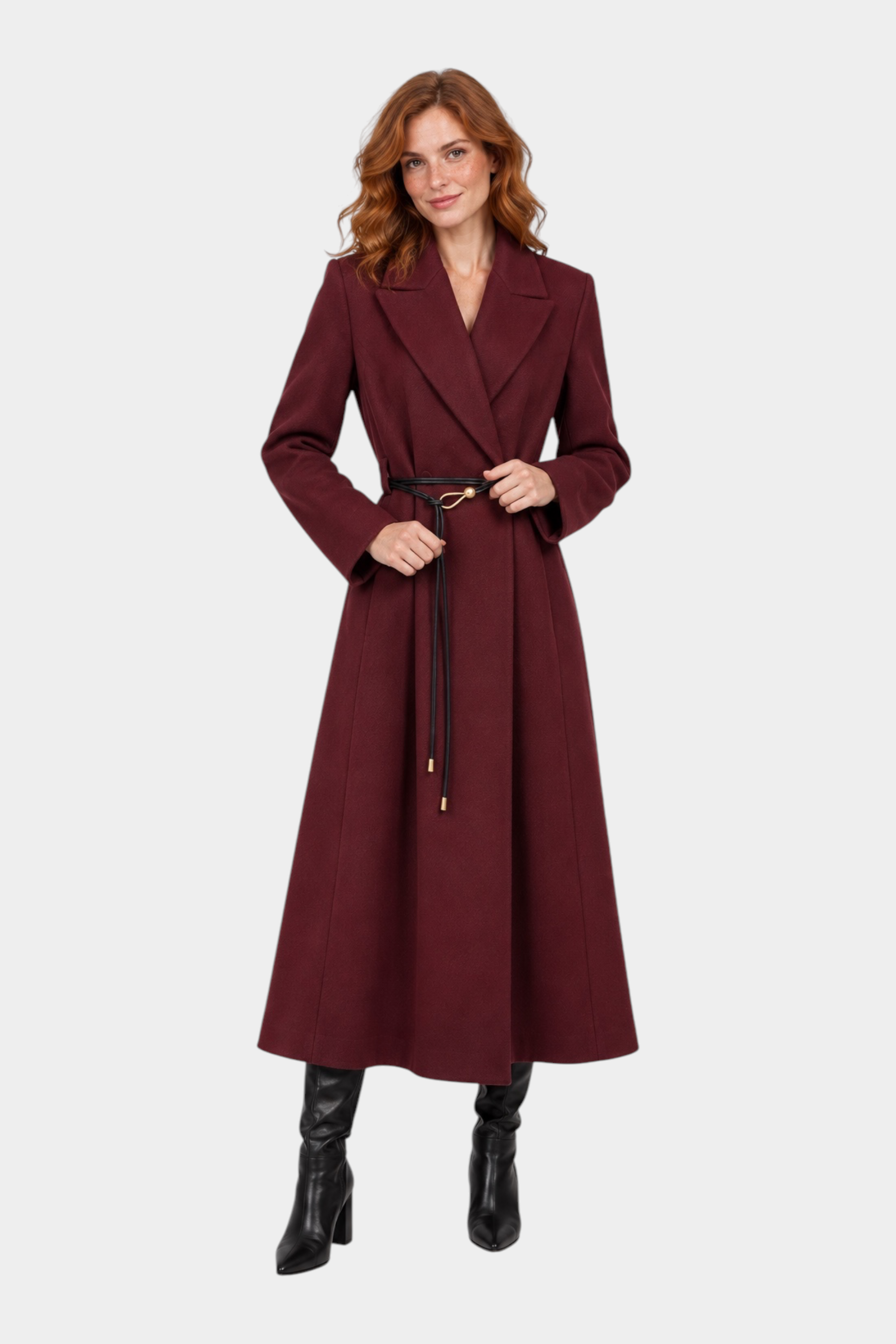 Cappotto lungo Follower SRL color bordeaux con cintura sottile in vita indossato da una modella