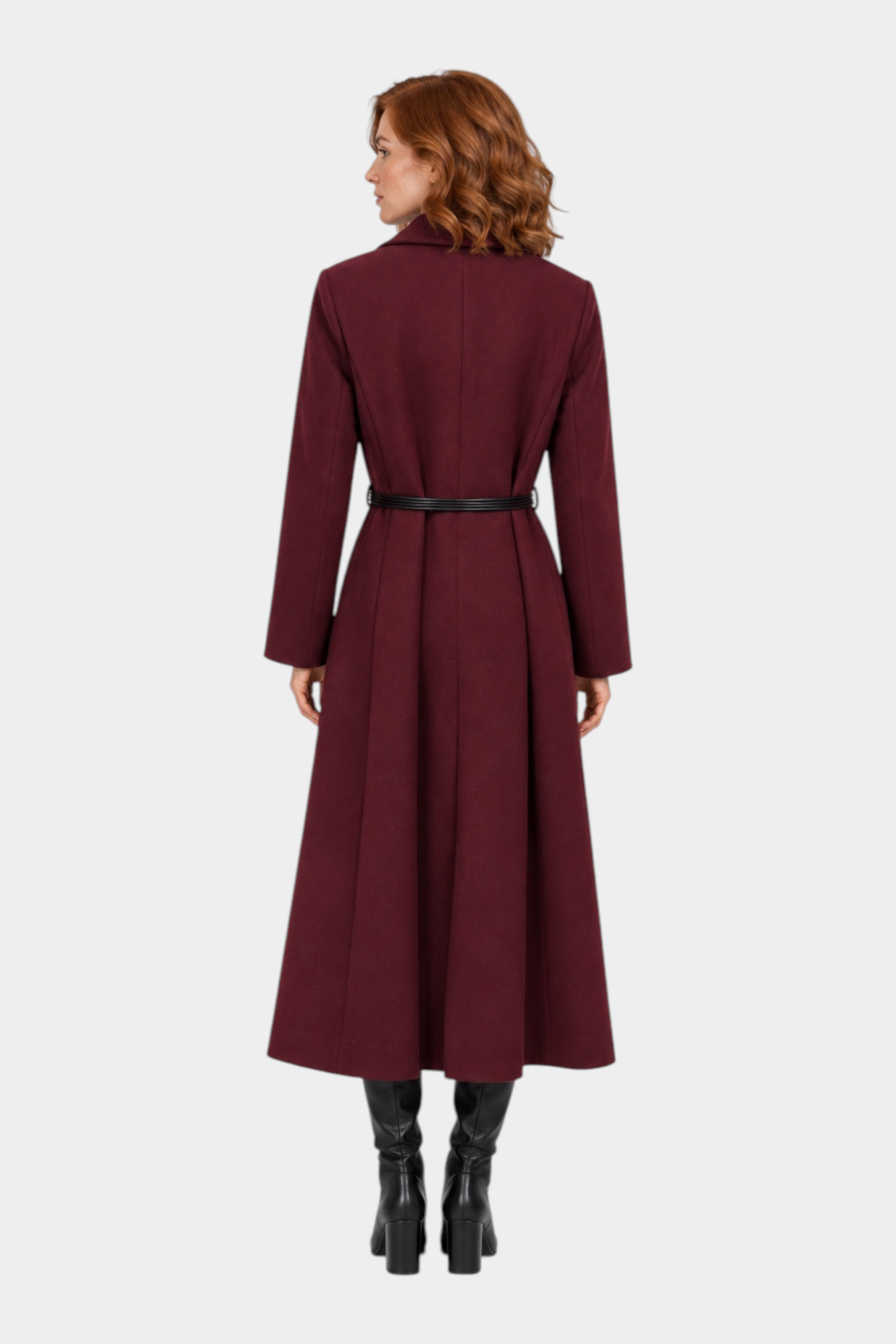 Cappotto lungo Follower SRL color bordeaux con cintura in vita indossato da una modella, vista posteriore