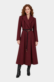 Modella indossa un cappotto lungo bordeaux Follower SRL con cintura sottile in vita e revers ampi