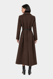 Cappotto lungo marrone Follower SRL con cintura in vita indossato da una modella, vista posteriore