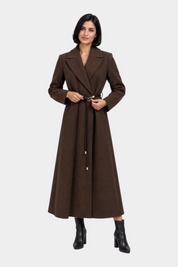 Modella indossa un cappotto lungo marrone Follower SRL con cintura sottile in vita e stivaletti neri