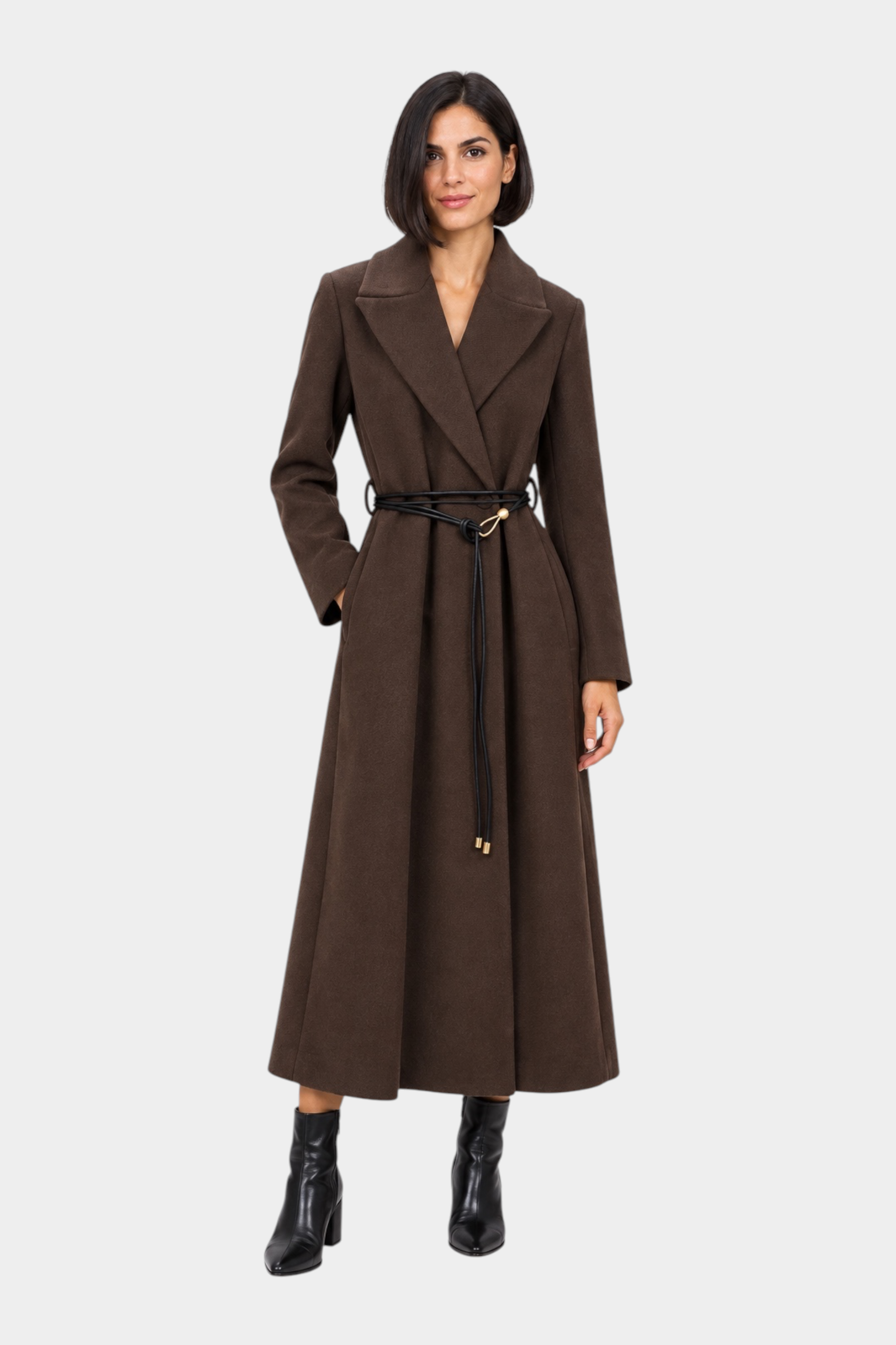 Cappotto lungo marrone Follower SRL in lana con cintura sottile nera e revers ampi indossato da una modella