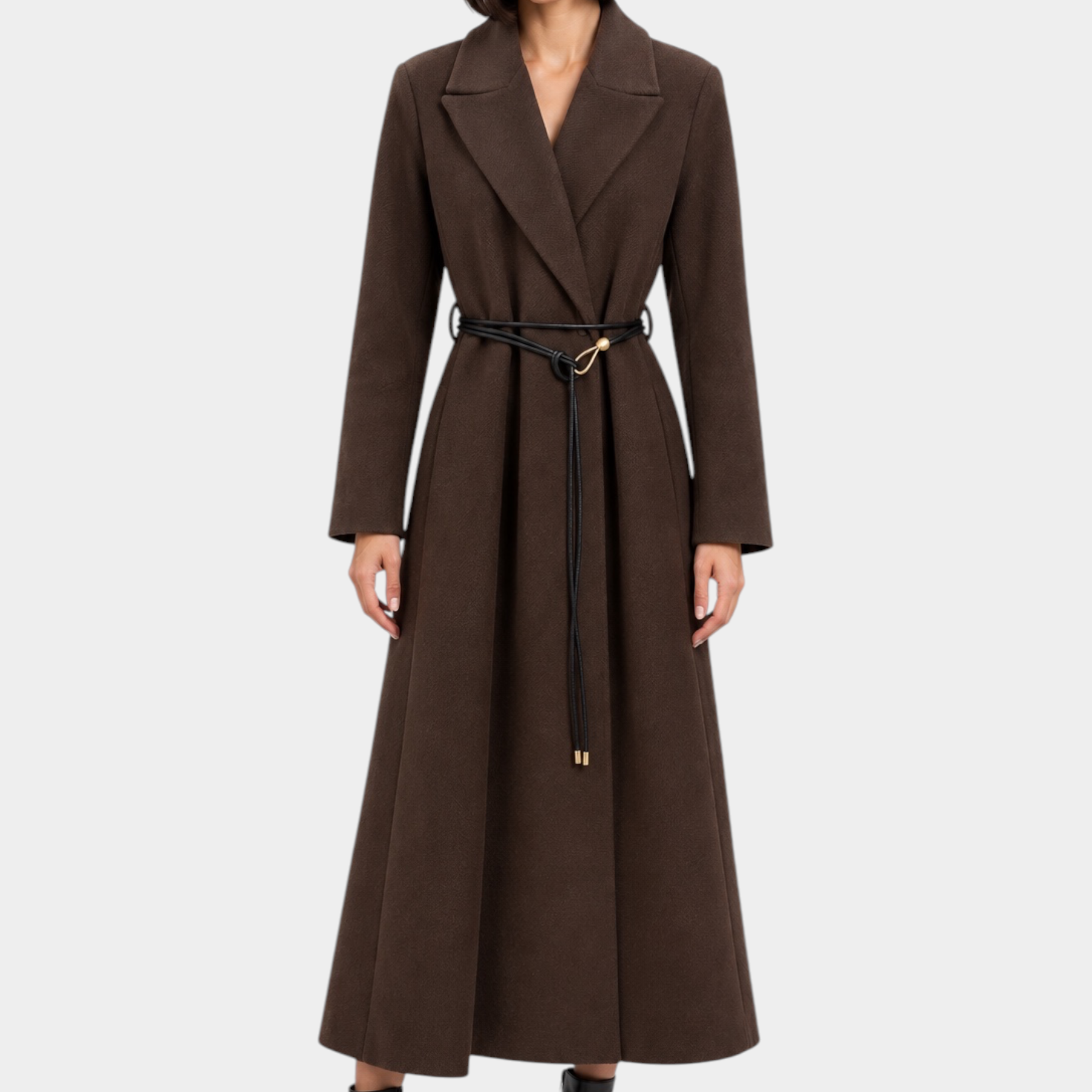 Modella indossa un cappotto lungo marrone Follower SRL con cintura sottile in vita e stivaletti neri