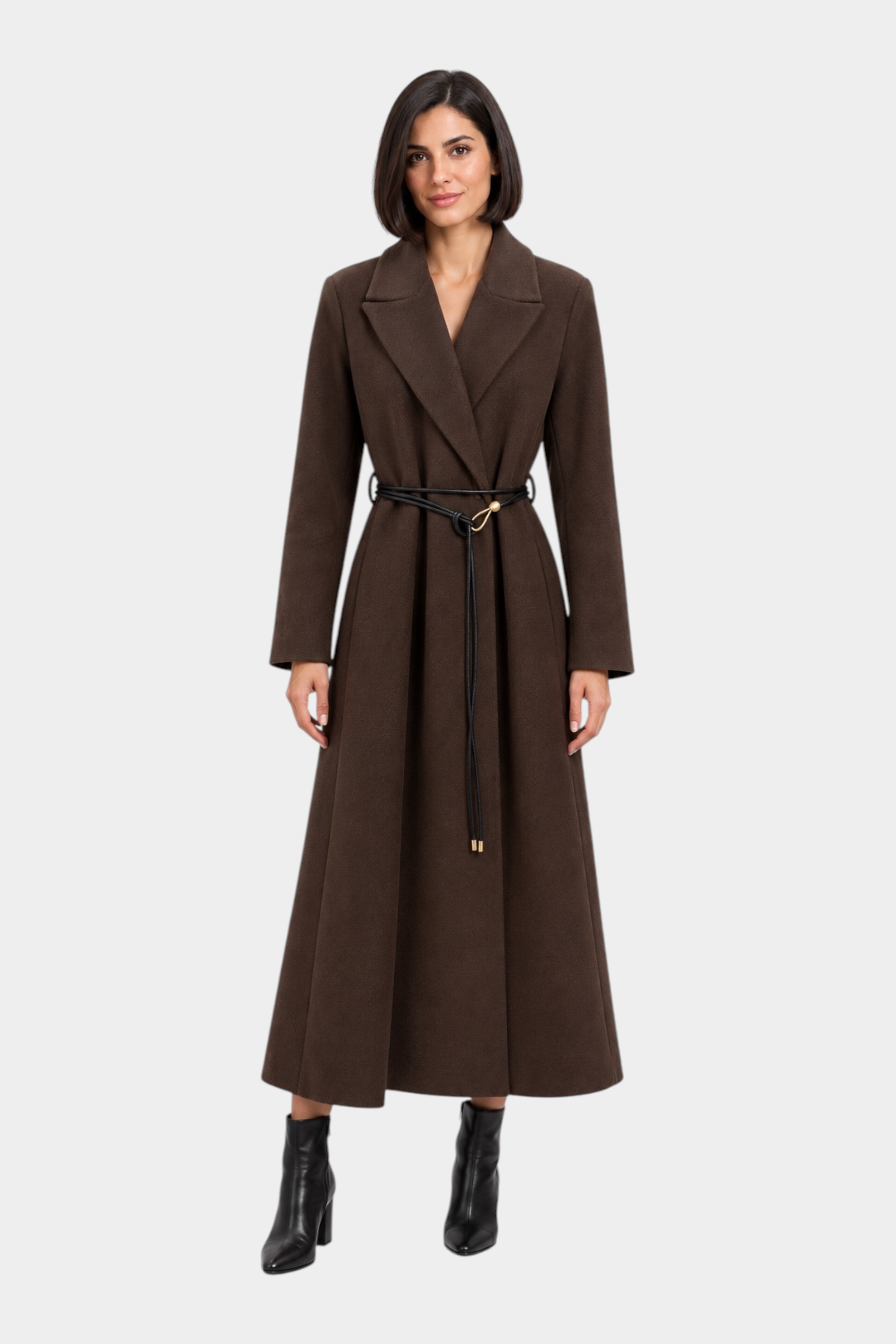 Modella indossa un cappotto lungo marrone Follower SRL con cintura sottile in vita e stivaletti neri