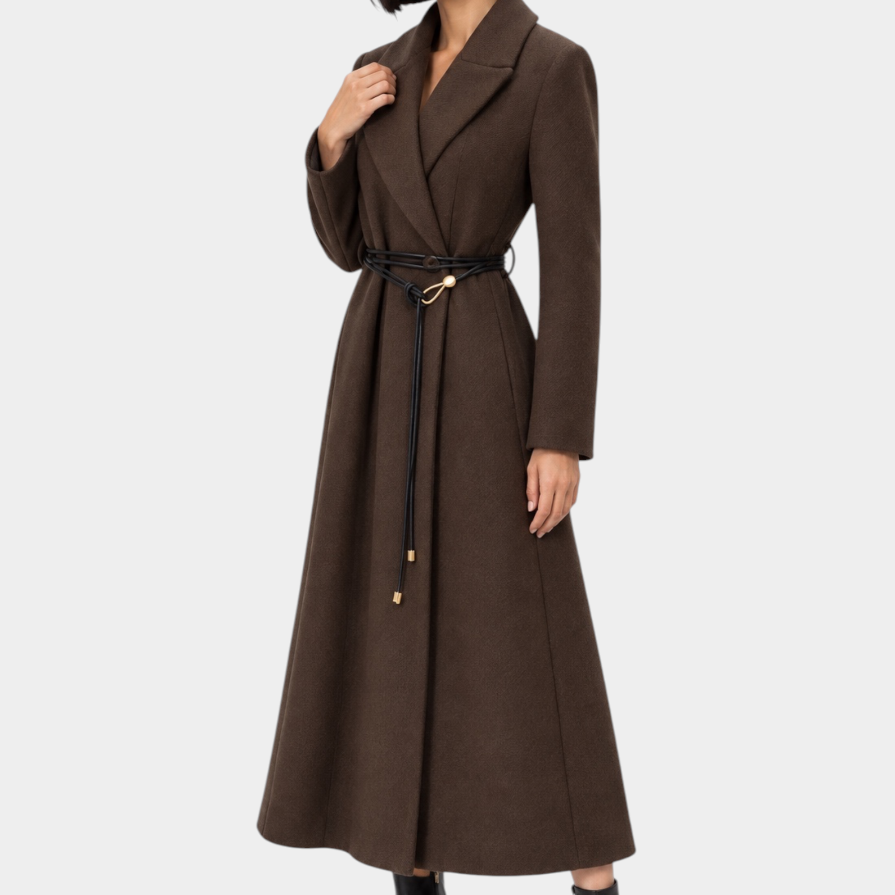 Modella indossa un cappotto lungo marrone Follower SRL con cintura sottile in vita e stivaletti neri