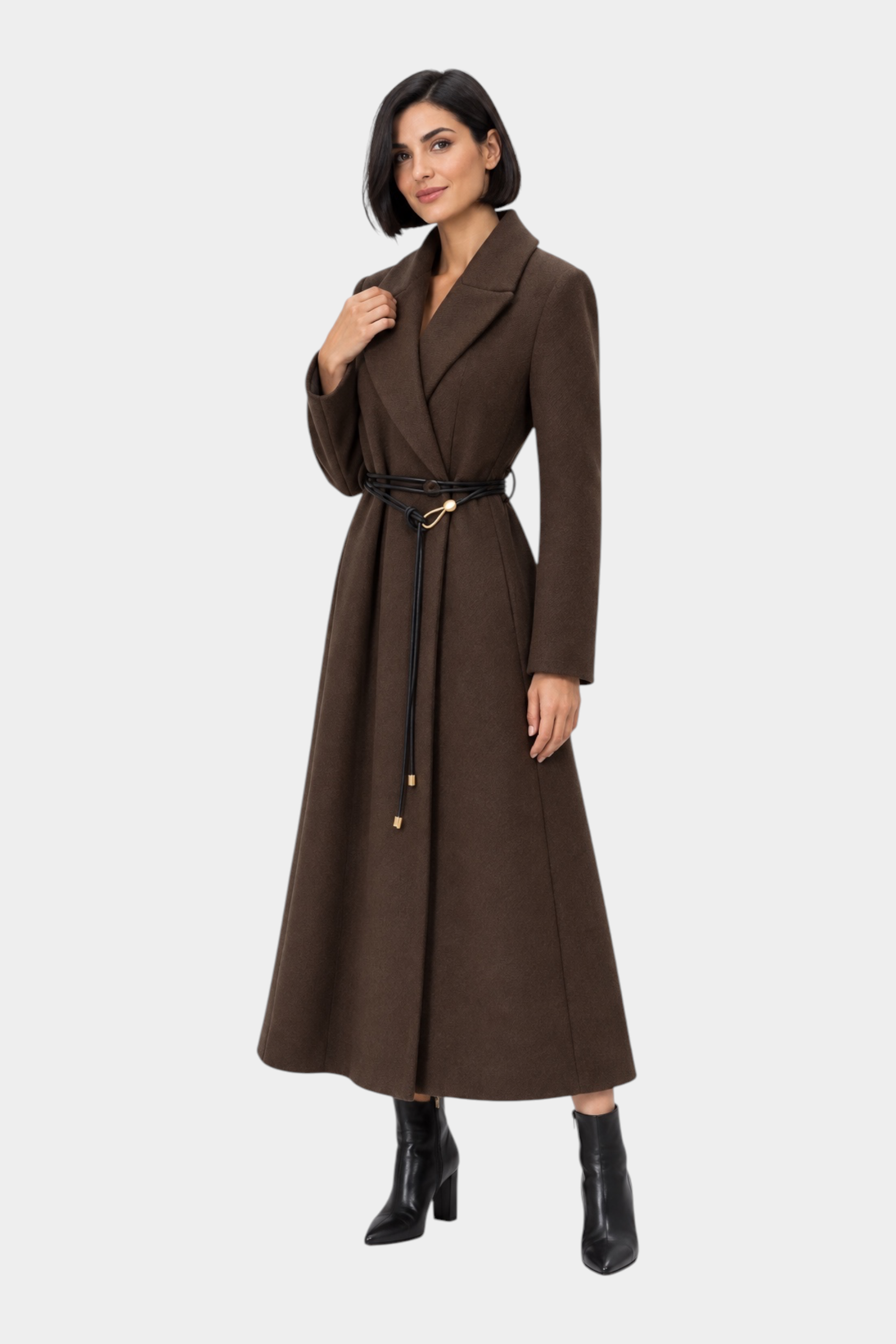 Modella indossa un cappotto lungo marrone Follower SRL con cintura sottile in vita e stivaletti neri