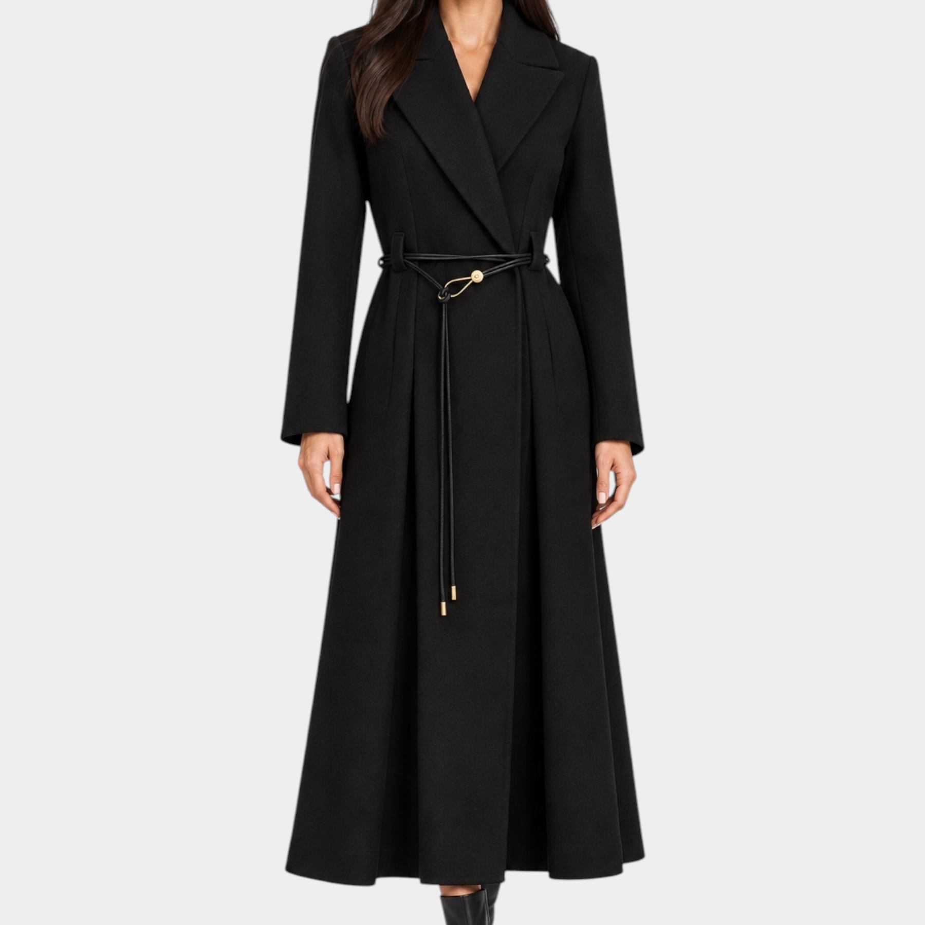 Modella indossa cappotto lungo nero Follower SRL con cintura sottile in vita e revers classici