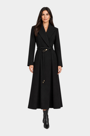 Modella indossa cappotto lungo nero Follower SRL con cintura sottile in vita e revers classici