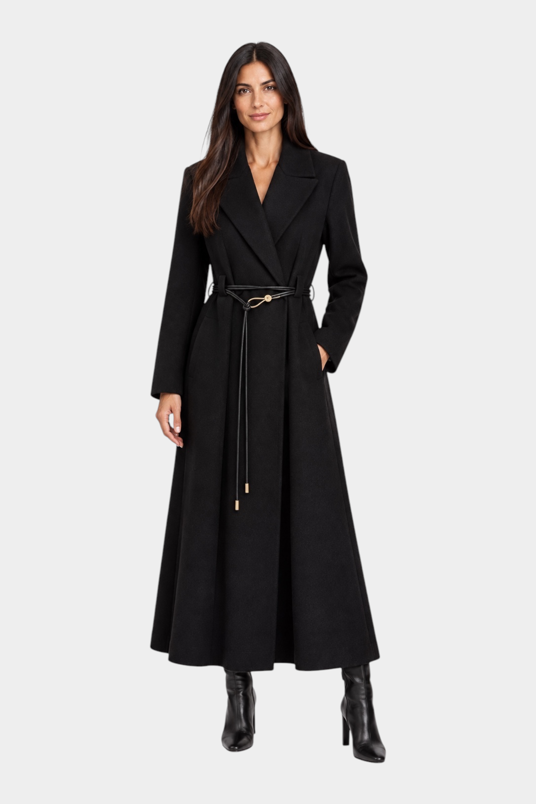 Modella indossa cappotto lungo nero Follower SRL con cintura sottile in vita e stivali coordinati