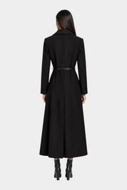 Cappotto lungo nero Follower SRL con cintura in vita indossato da una modella, vista posteriore