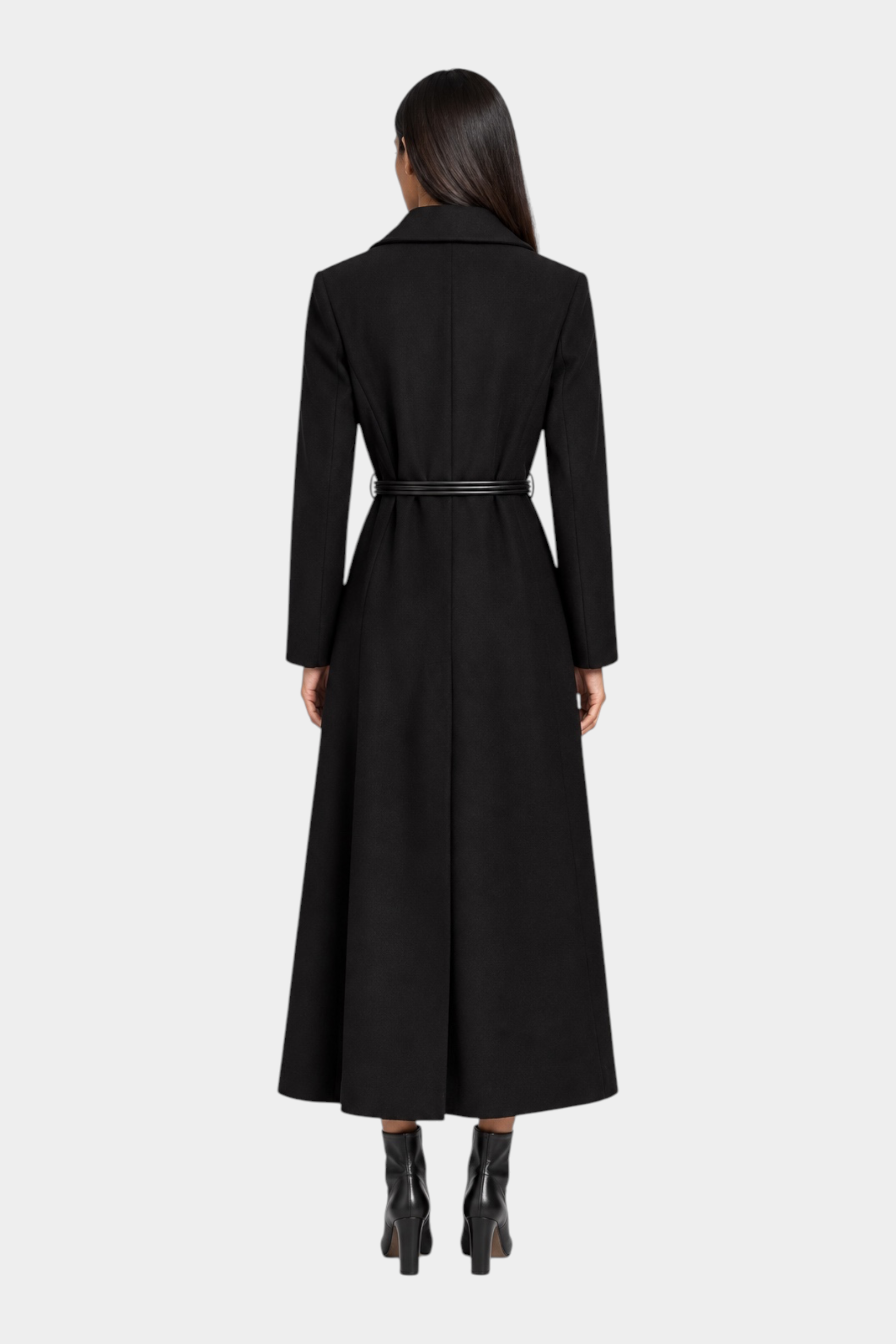 Cappotto lungo nero Follower SRL con cintura in vita indossato da una modella, vista posteriore