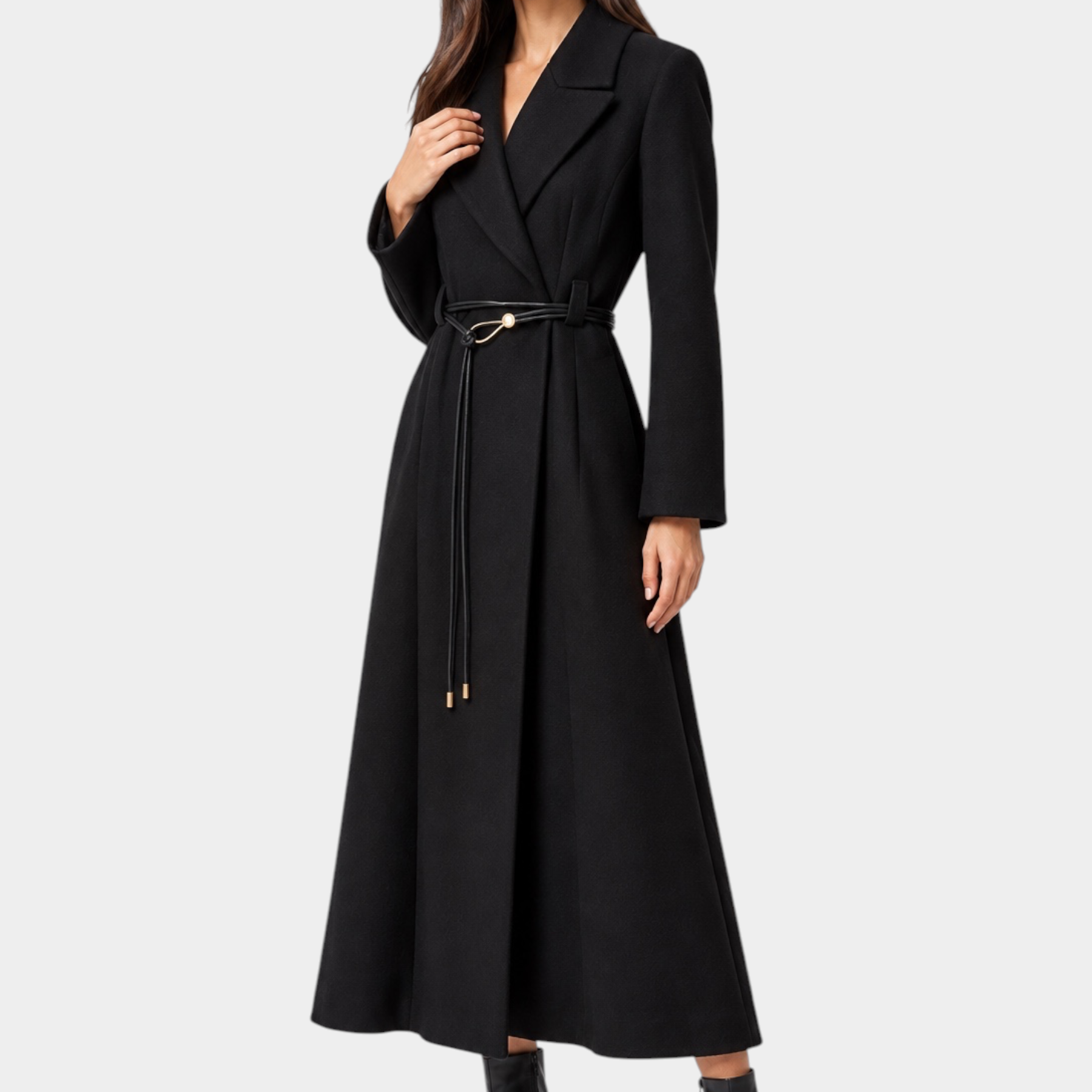 Modella indossa un cappotto lungo nero Follower SRL con cintura sottile in vita e stivaletti coordinati