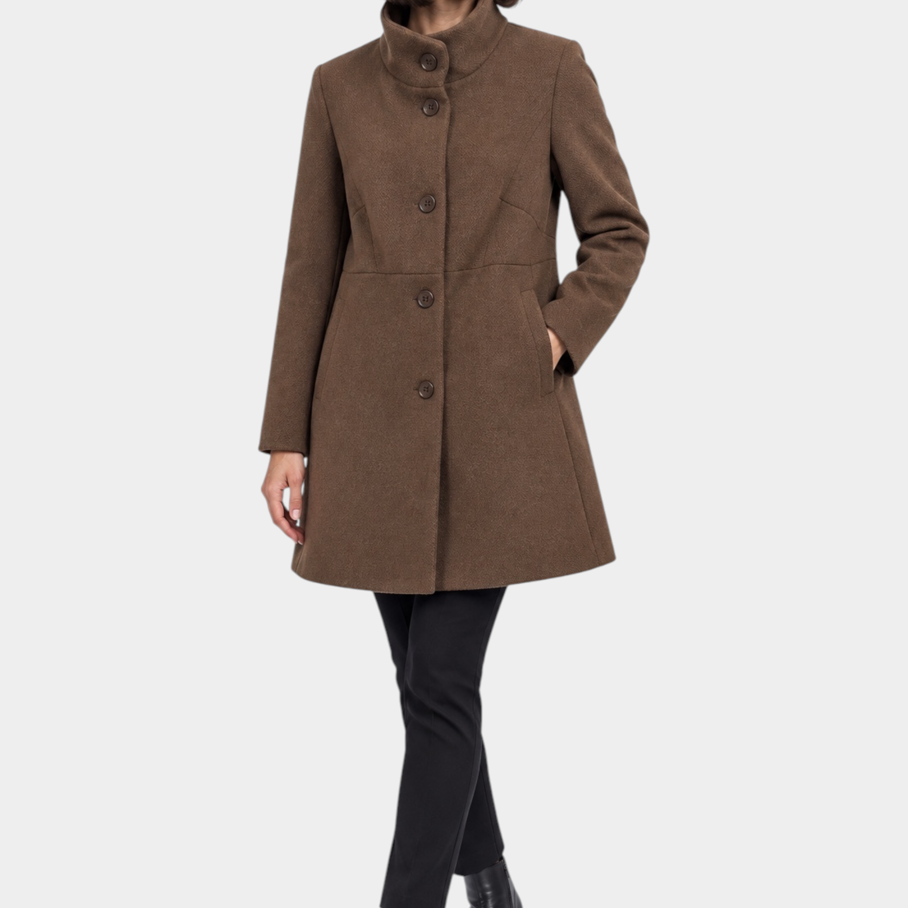 Modella indossa un cappotto iconico marrone Follower SRL con collo alto e chiusura a bottoni su sfondo neutro