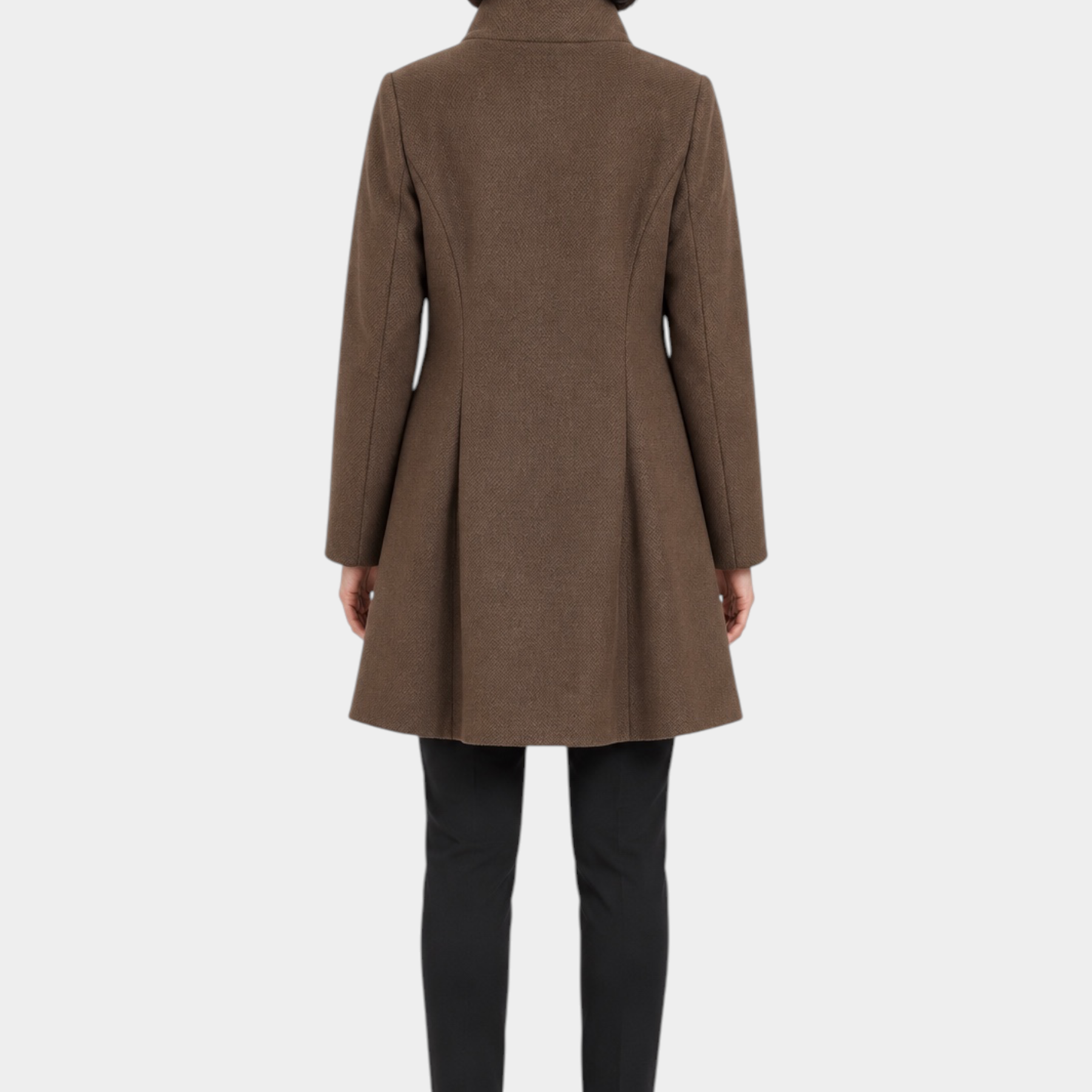 Cappotto iconico marrone Follower SRL con taglio svasato visto da dietro indossato da una modella