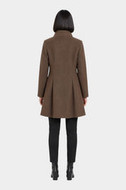 Cappotto iconico marrone Follower SRL con taglio svasato visto da dietro indossato da una modella