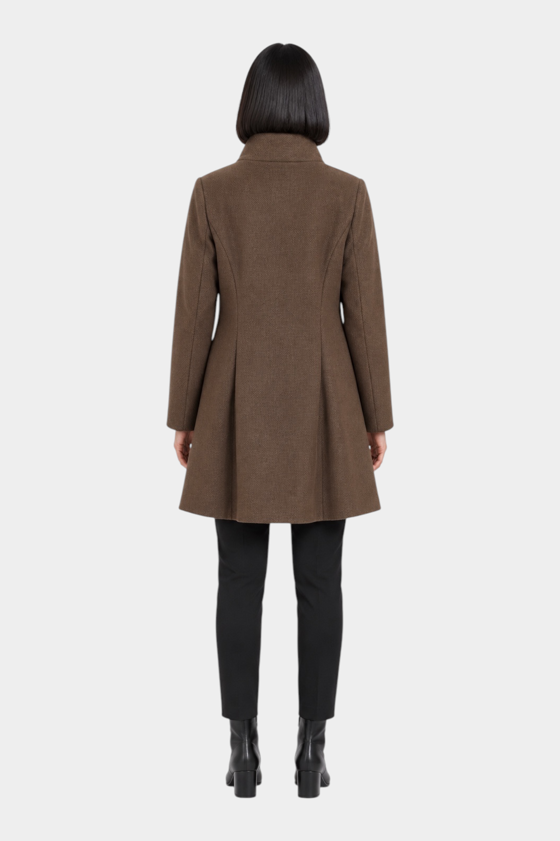 Cappotto iconico marrone Follower SRL con taglio svasato visto da dietro indossato da una modella