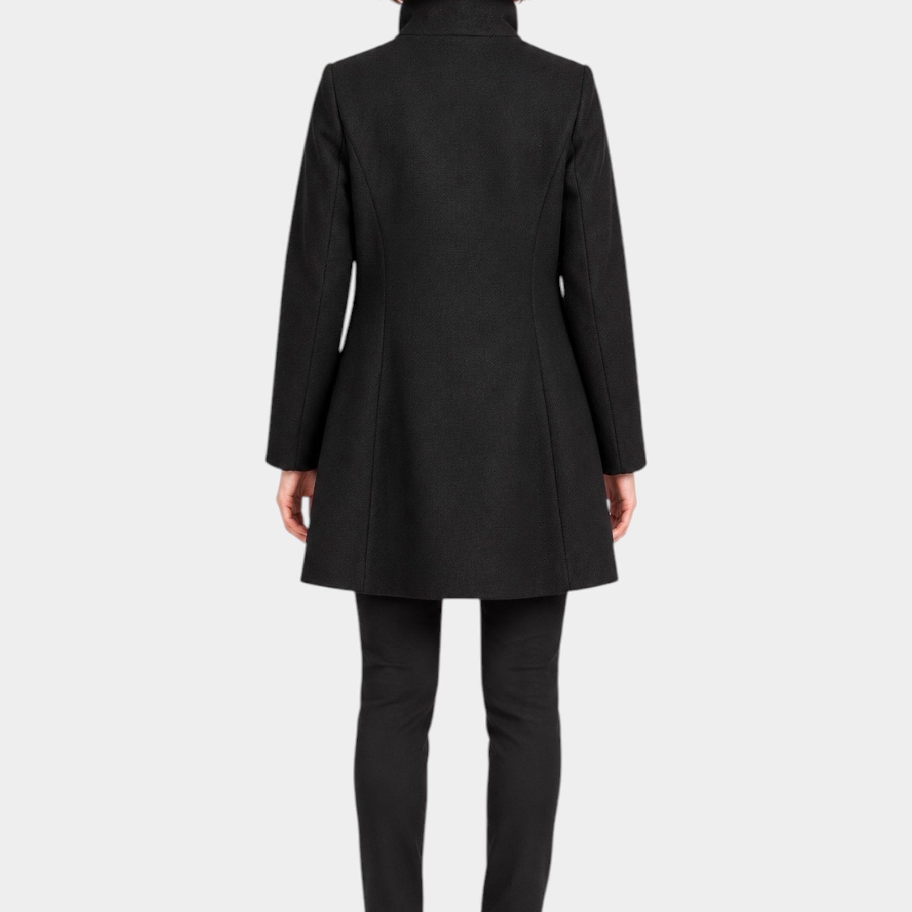 Vista posteriore di un cappotto iconico nero Follower SRL indossato da una modella con capelli rossi